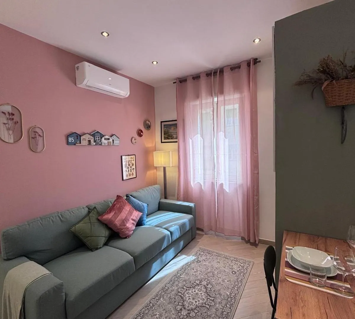 Mrjames House Naples 0*,  Italy
